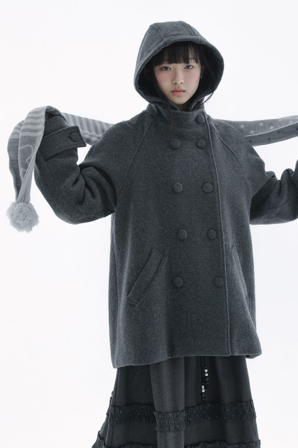 MUSINSA公式 | HUG YOUR SKIN フード付きハーフコート（チャコール）