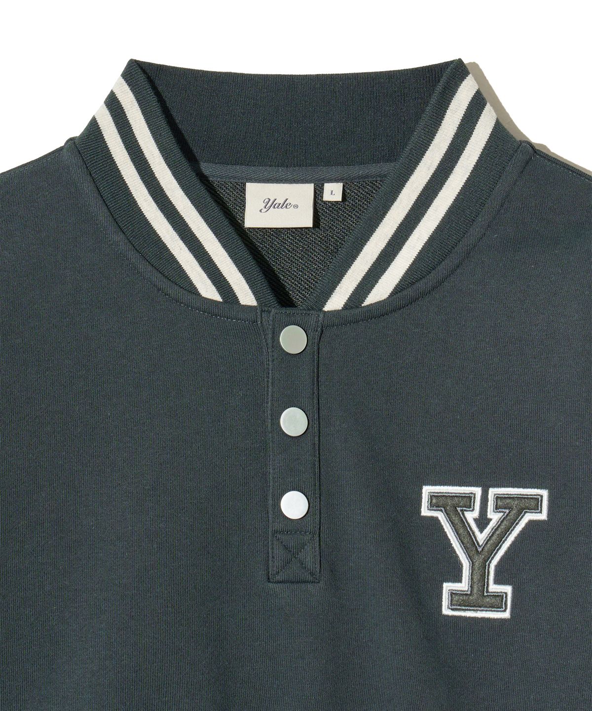 예일(YALE) Y로고 버튼 플리츠 스웻셔츠_차콜