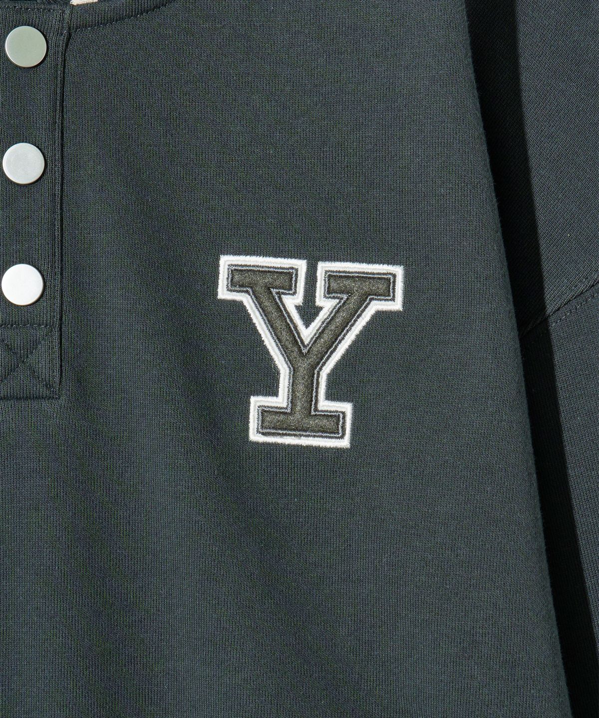 예일(YALE) Y로고 버튼 플리츠 스웻셔츠_차콜