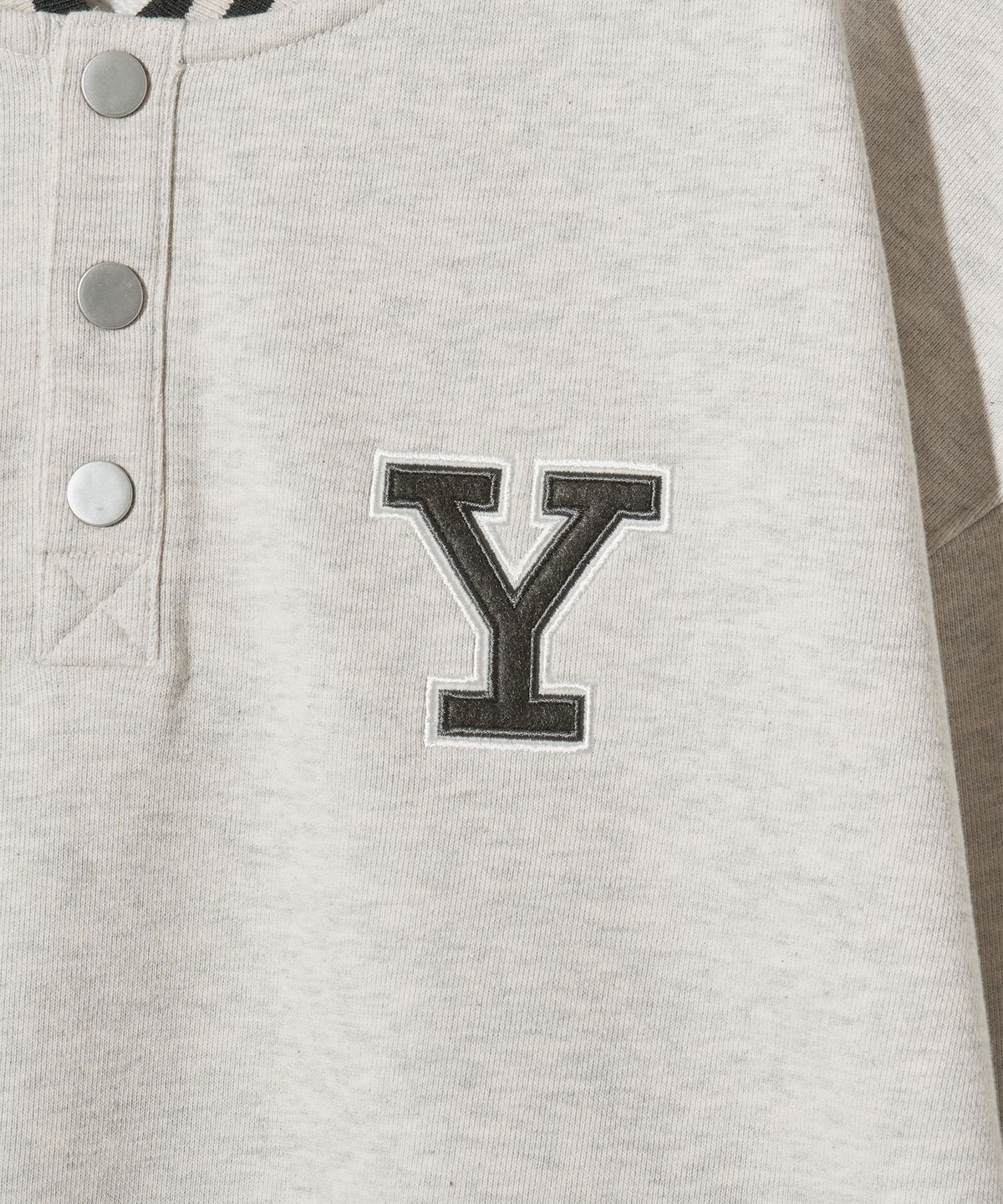 예일(YALE) Y로고 버튼 플리츠 스웻셔츠_오트밀