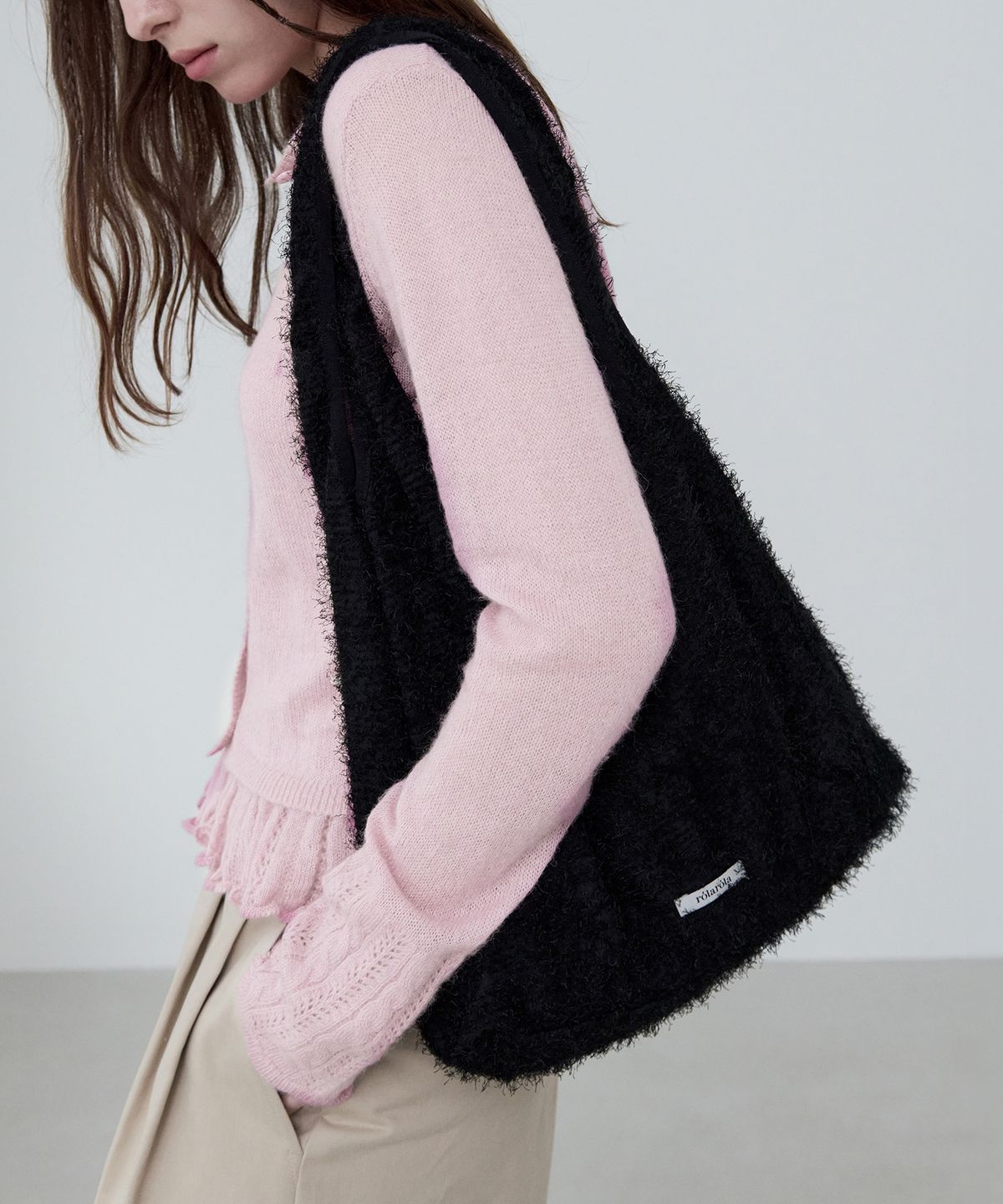로라로라(ROLAROLA) HAIRY BAG BLACK