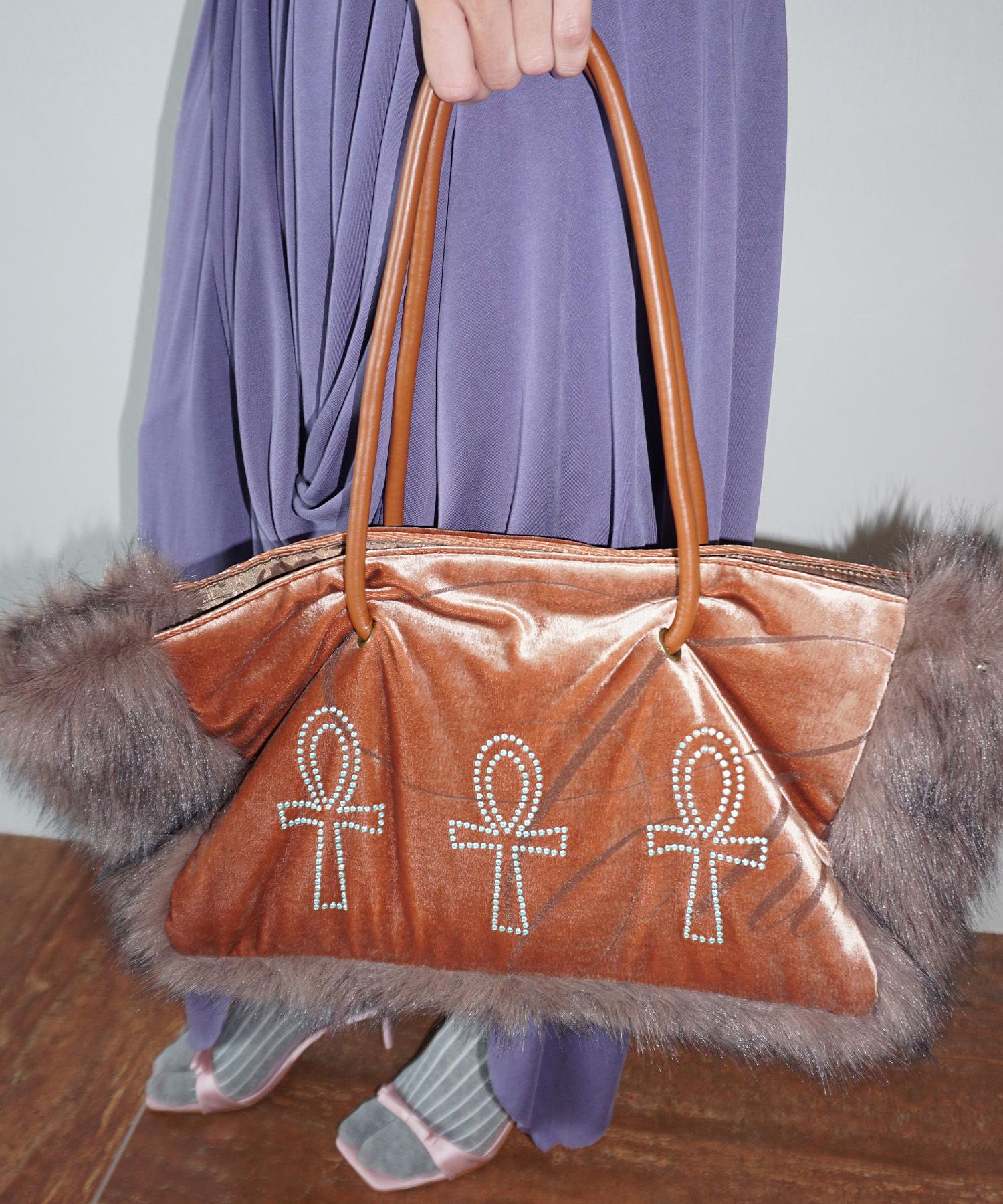 스컬프터(SCULPTOR) Fluffy Slouch Velvet Bag Burnt Orange - 사이즈