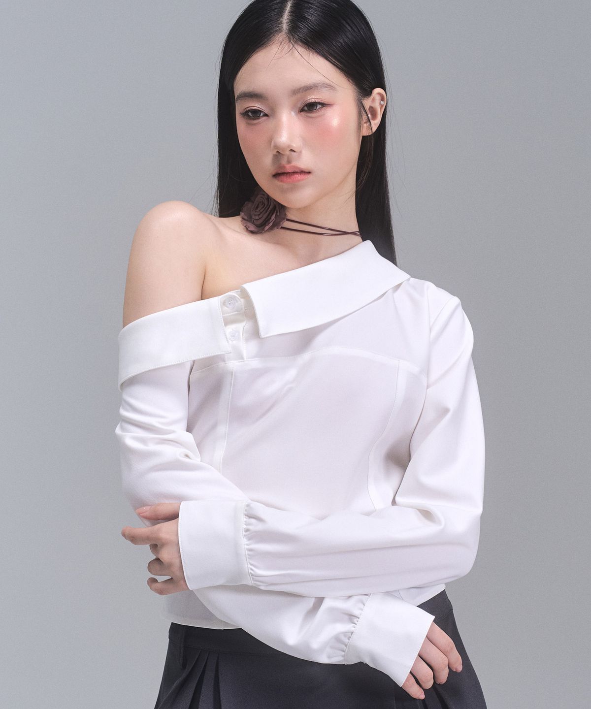 제로플래닛(ZEROPLANET) 애이미 언밸런스 오프숄더 셔츠 [WHITE]