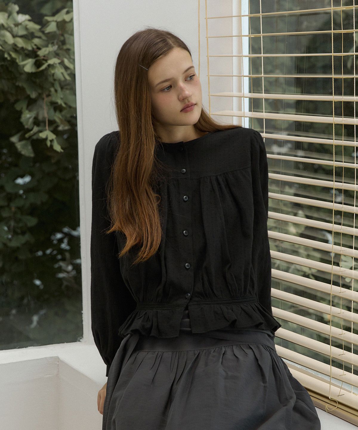 어다울(ADAUL) Jacquard shirring lace stripe blouse - black