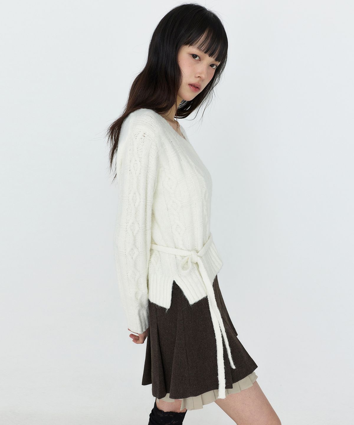 몽돌(MONGDOL) 언발란스 케이블 랩 니트 탑 아이보리 MDKT114IVORY