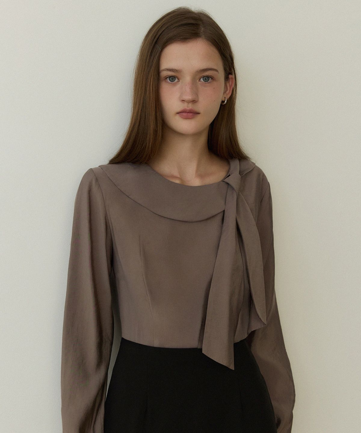 어다울(ADAUL) Round tie ribbon blouse - moca