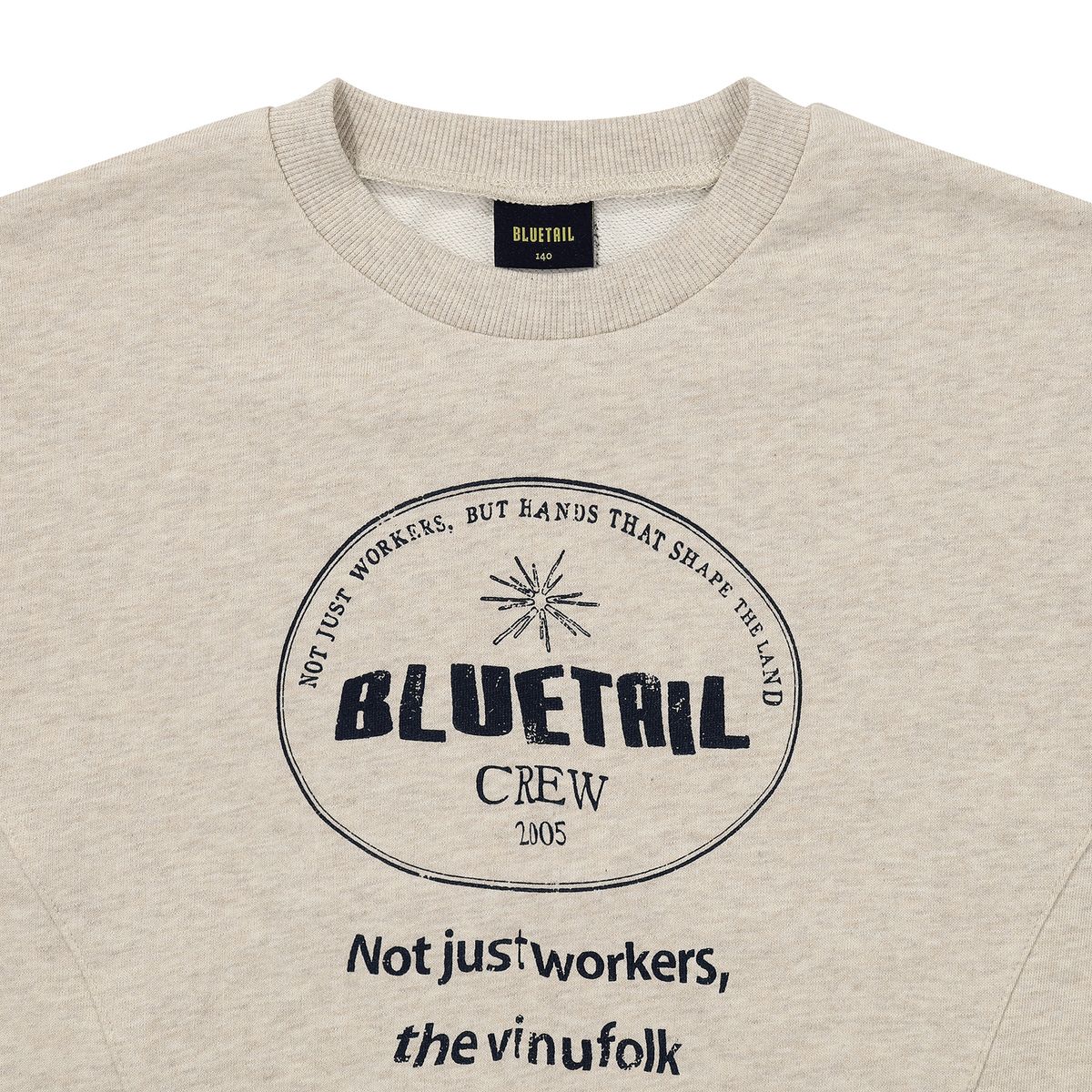 블루테일(BLUETAIL) AZG8TS06LB 심볼 그래픽 라이트베이지 맨투맨