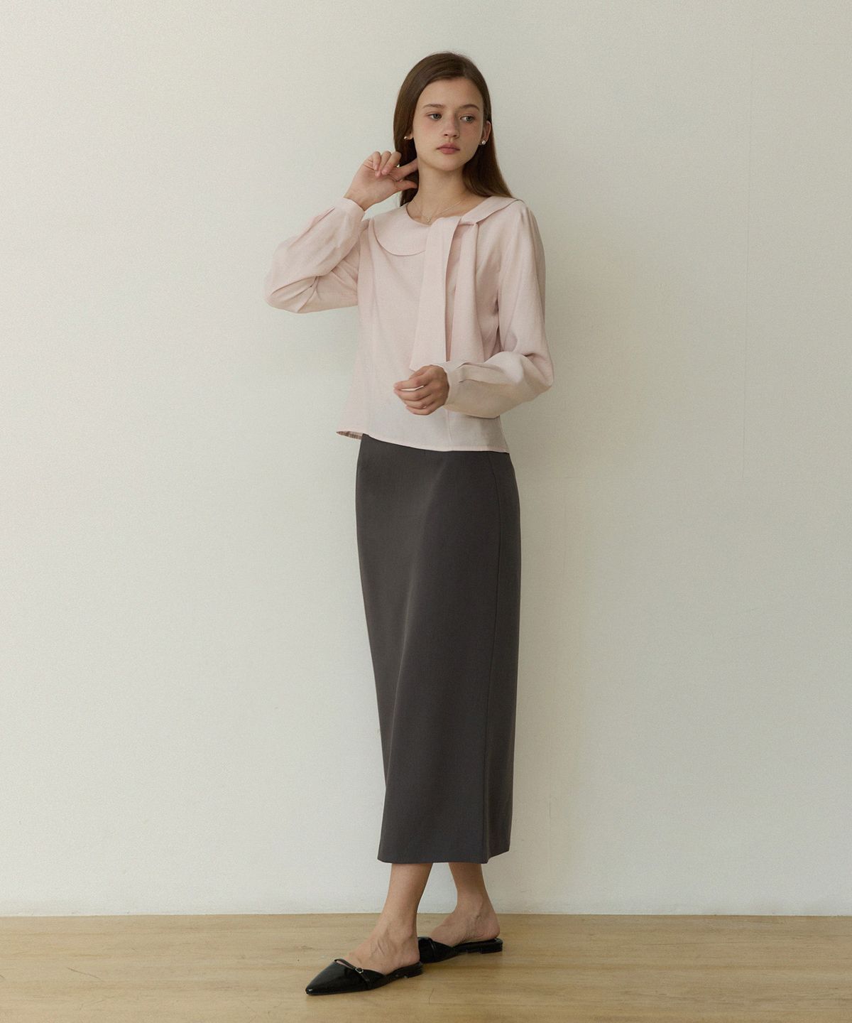 어다울(ADAUL) Round tie ribbon blouse - ash pink