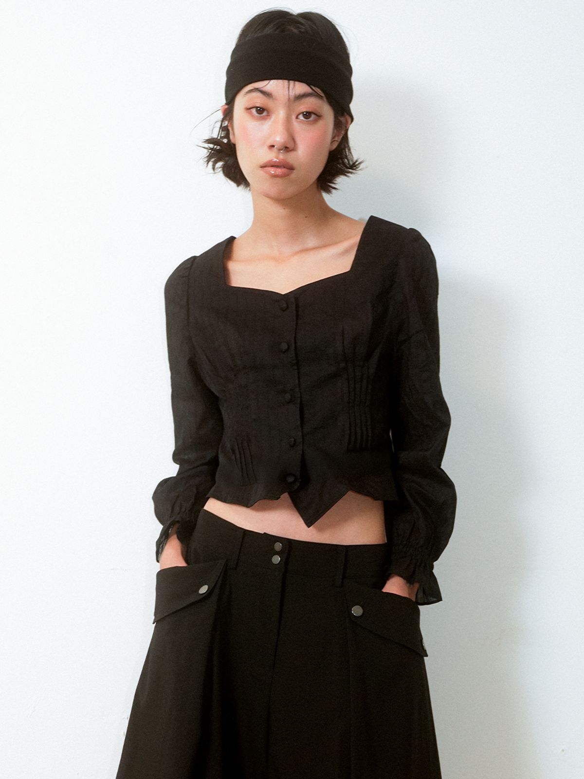 수꼬르세지(SUCORSESE) 주름진 책을 닮은 블라우스 (블랙)