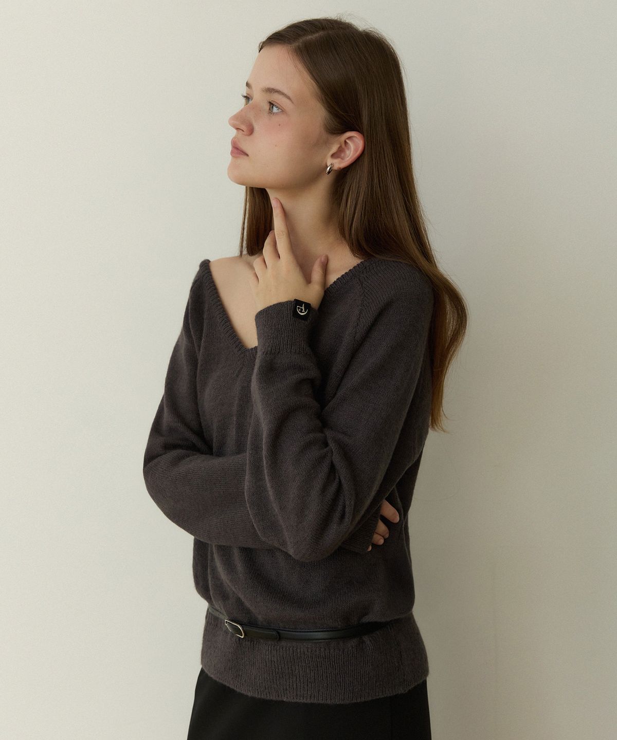 어다울(ADAUL) Sensual loose fit reglan v neck knit - charcoal