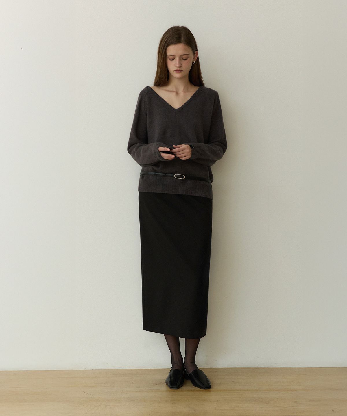 어다울(ADAUL) Sensual loose fit reglan v neck knit - charcoal