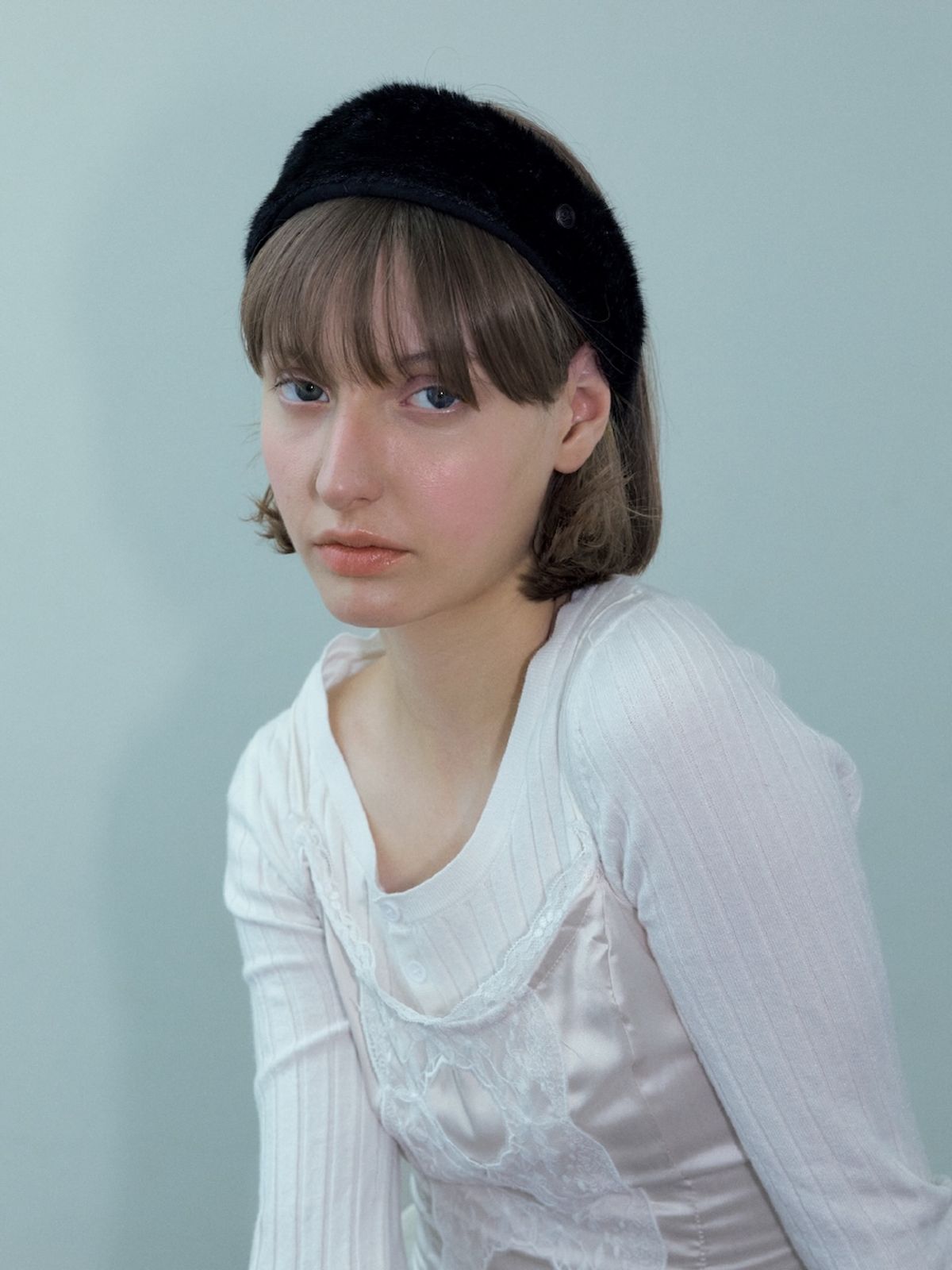 포에지담(POESIEDAME) CLOUD FUR HAIR BAND IN BLACK