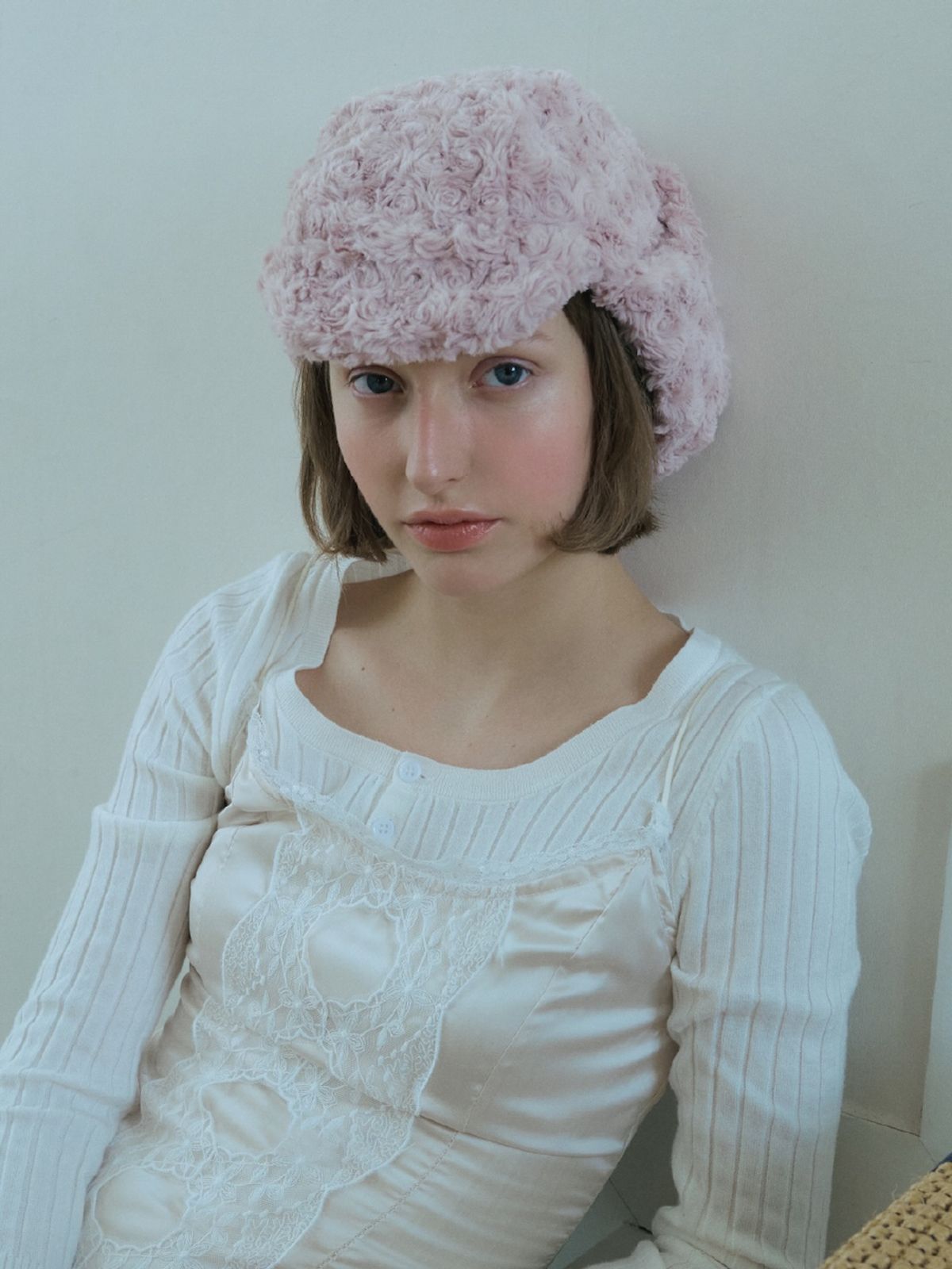 포에지담(POESIEDAME) ROSE COIL EARFLAP HAT IN PINK