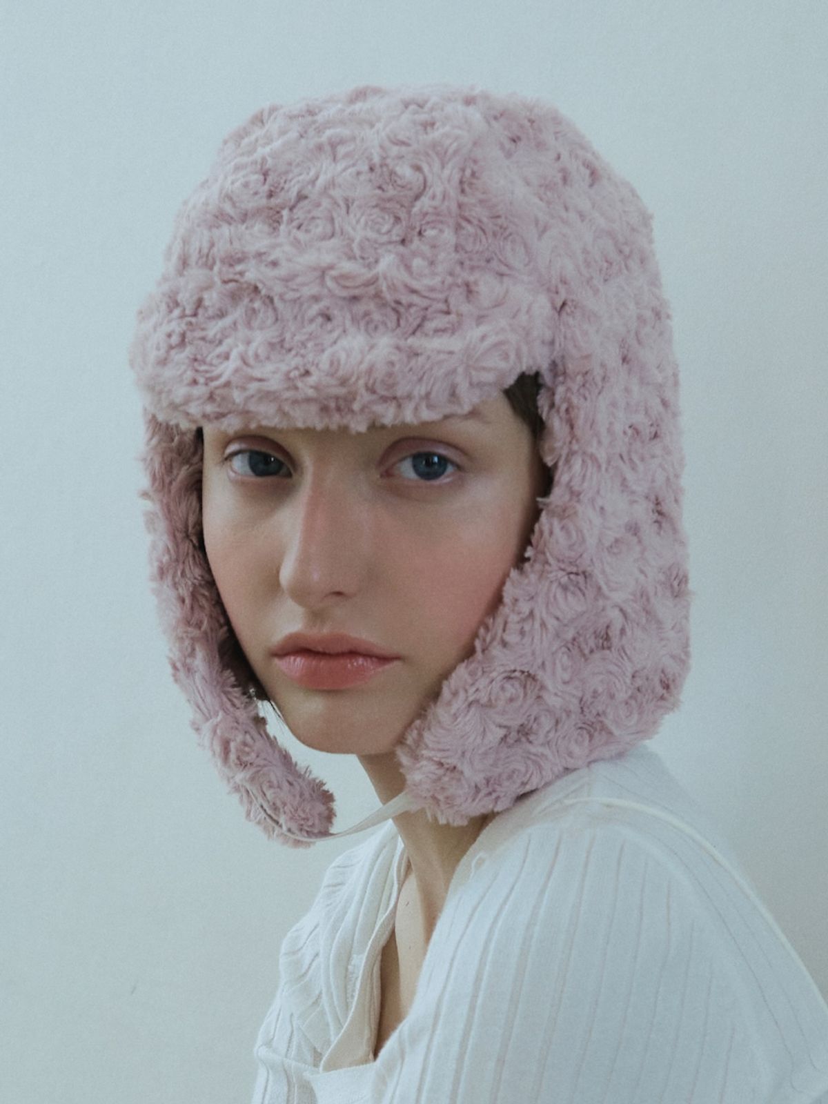 포에지담(POESIEDAME) ROSE COIL EARFLAP HAT IN PINK