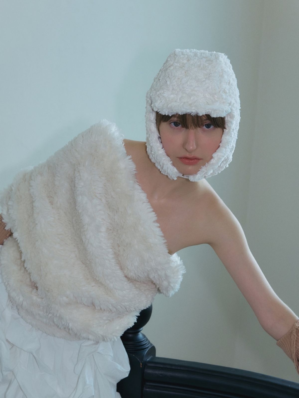 포에지담(POESIEDAME) ROSE COIL EARFLAP HAT IN CREAM