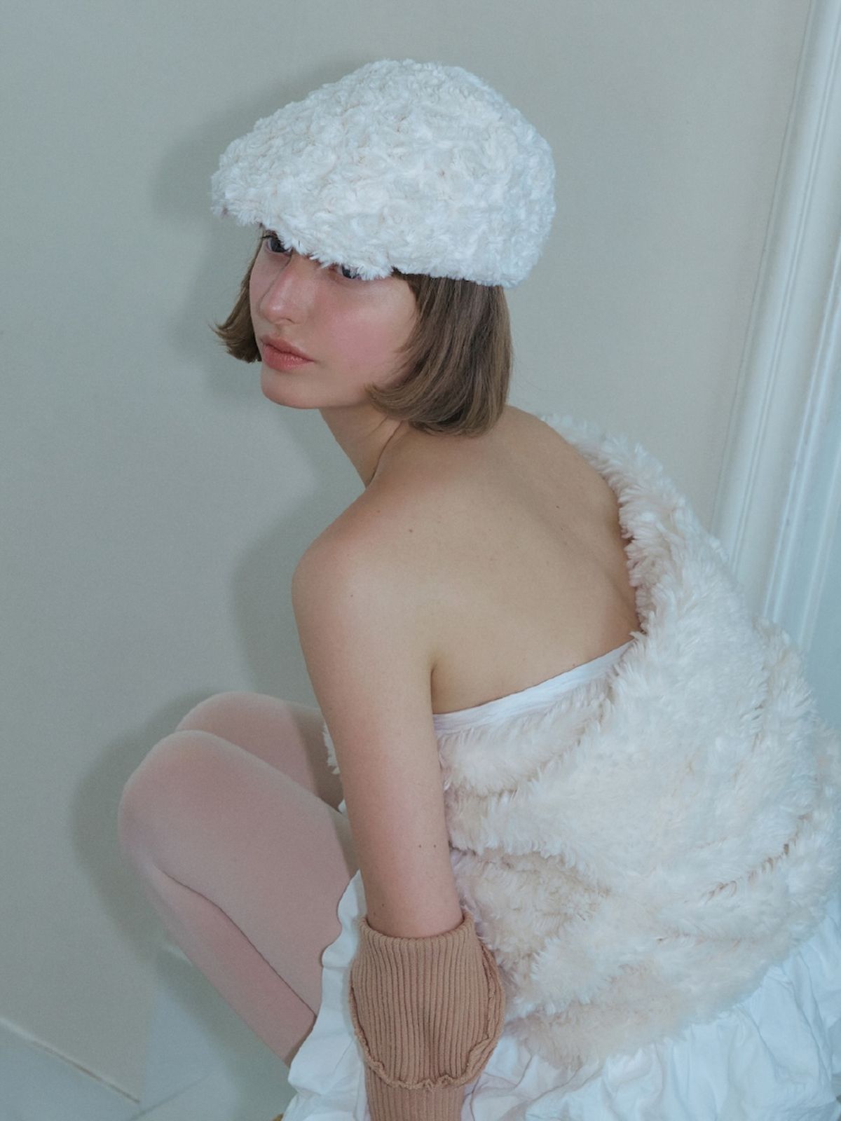포에지담(POESIEDAME) ROSE COIL FLAT CAP IN CREAM