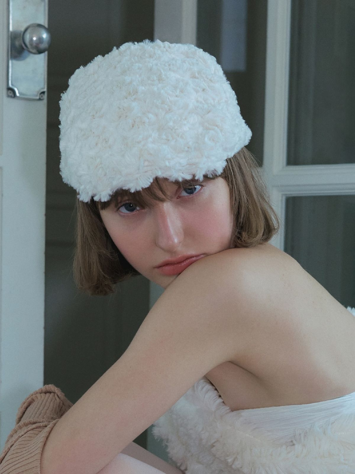 포에지담(POESIEDAME) ROSE COIL FLAT CAP IN CREAM