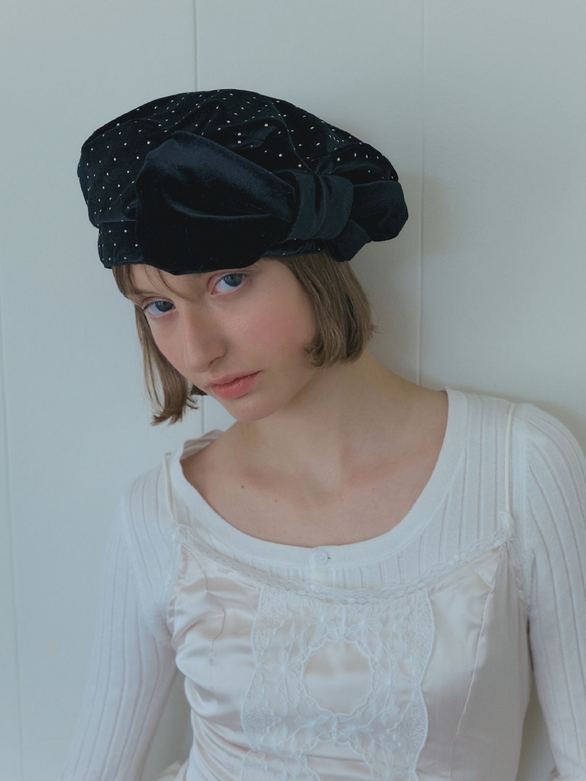 포에지담(POESIEDAME) VELVET BOW BERET IN SHINE BLACK