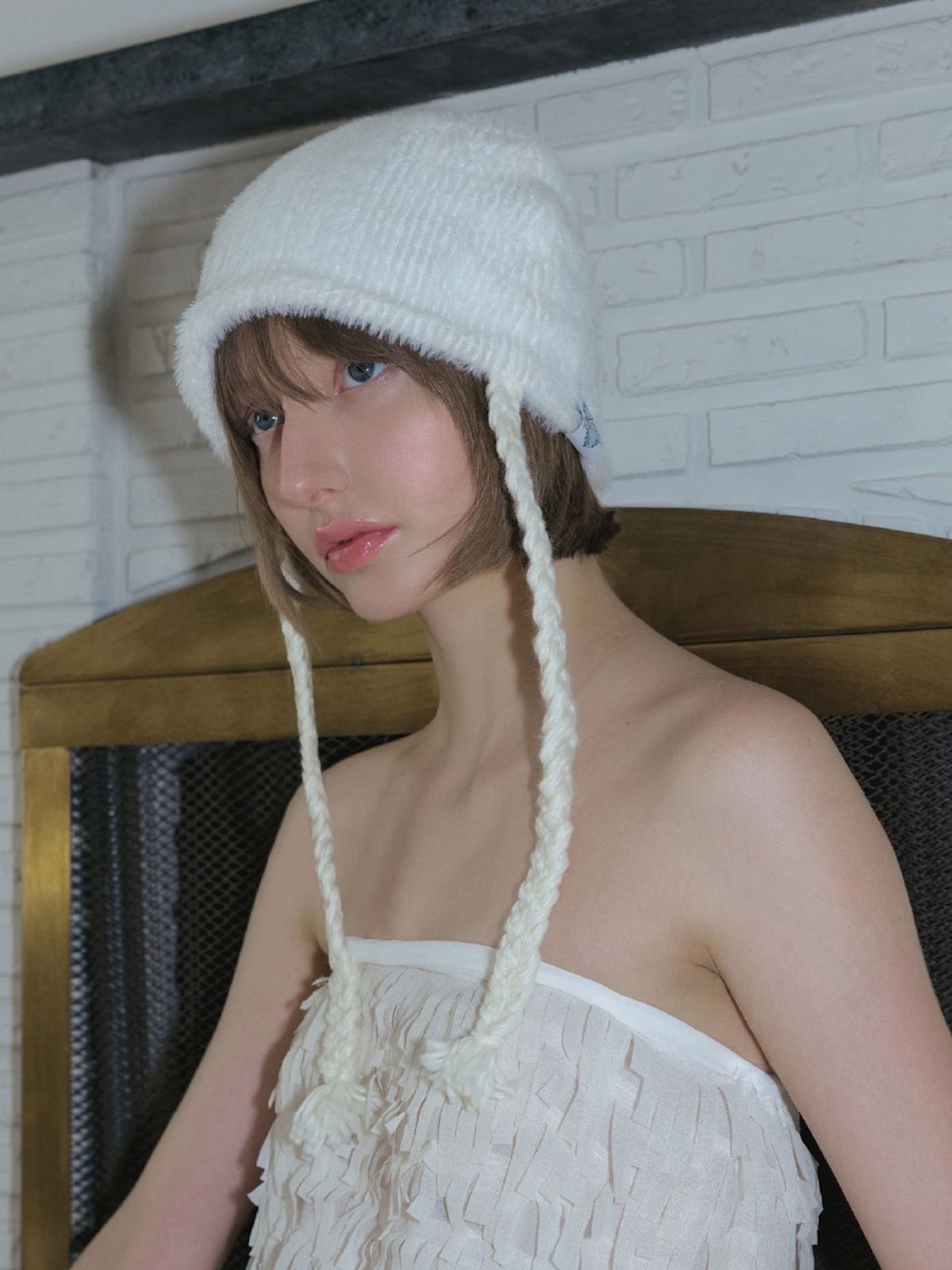 포에지담(POESIEDAME) BRAIDED STRAP BEANIE IN CREAM