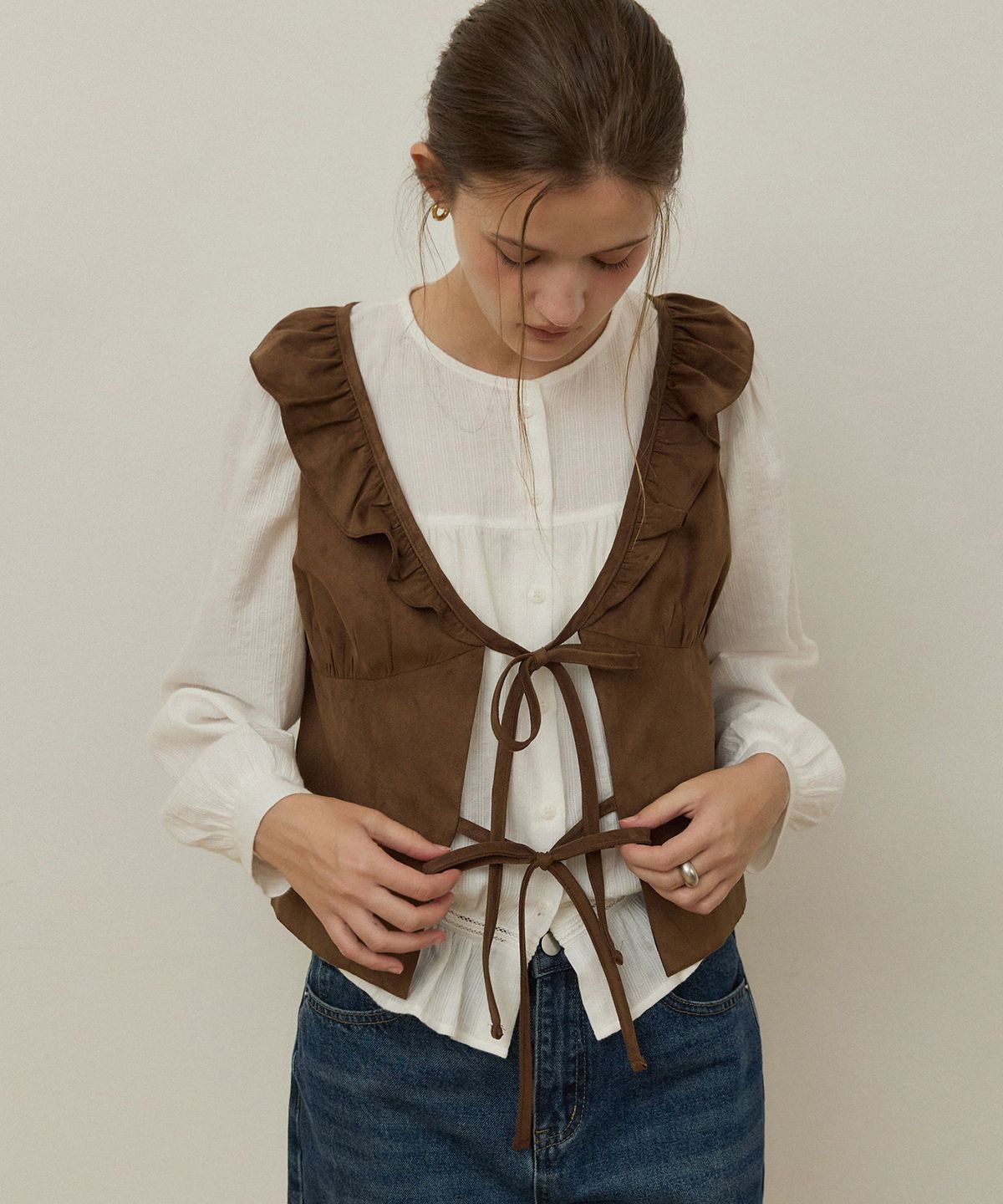 어다울(ADAUL) Suede ruffle line ribbon vest - brown