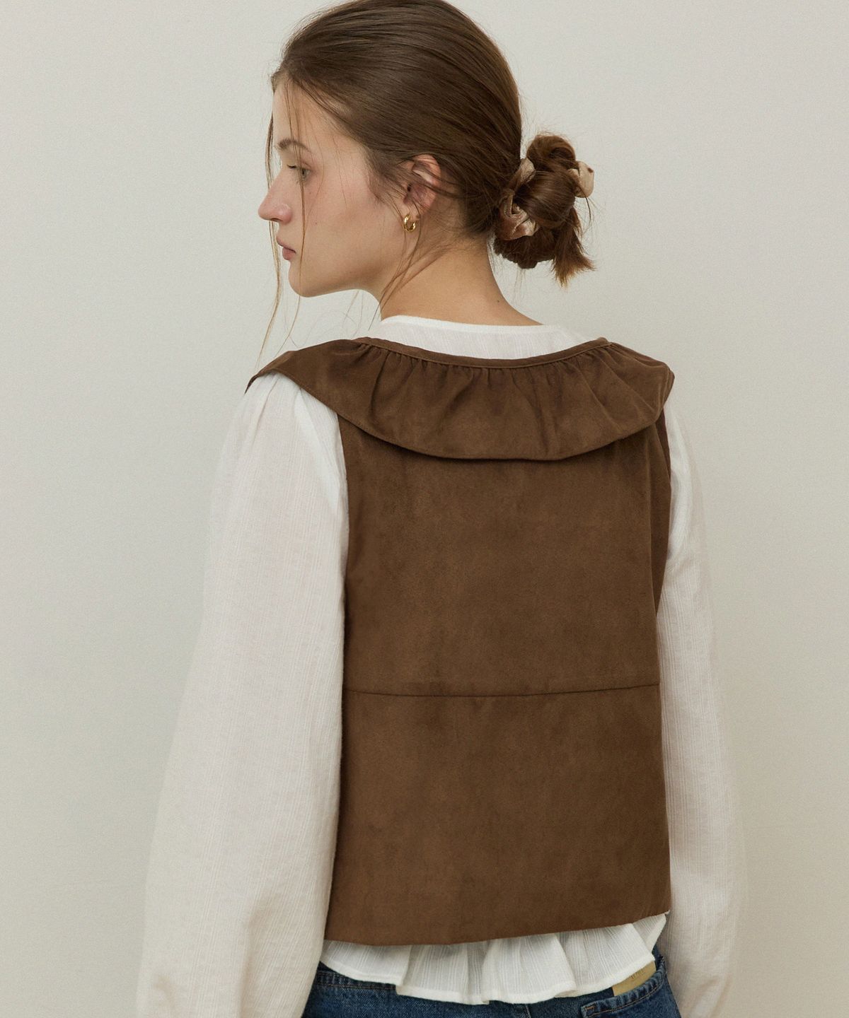 어다울(ADAUL) Suede ruffle line ribbon vest - brown