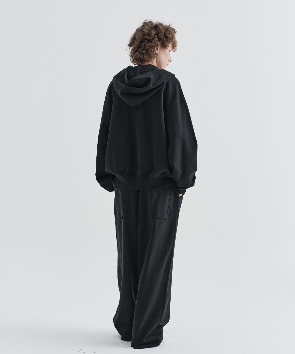 이지오 우먼(EZIO WOMEN) W Riv Semi-Over Fit Hood Zip-up_Black