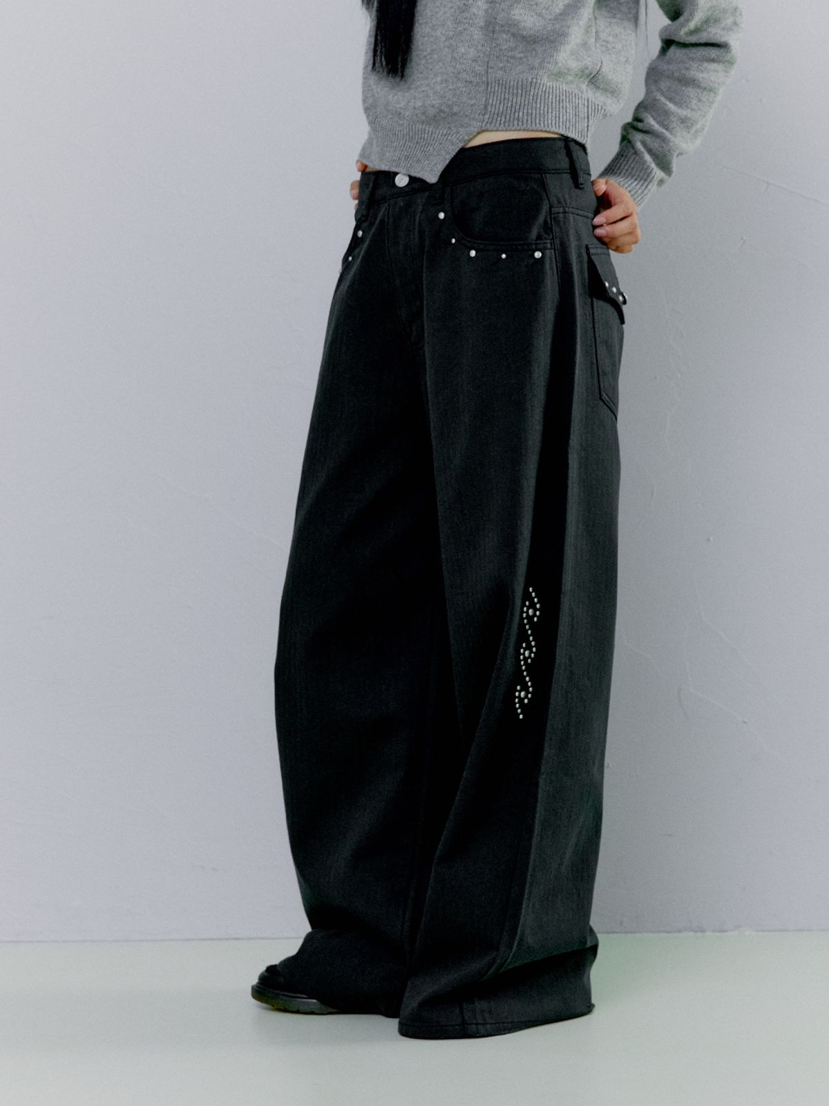 오피쉬(OAFISH) STUDDED ORNAMENT PANTS, CHARCOAL