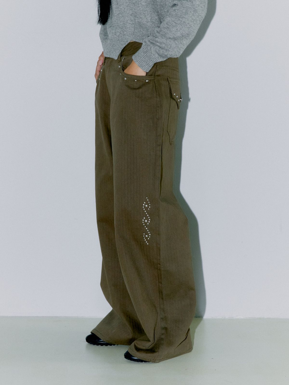오피쉬(OAFISH) STUDDED ORNAMENT PANTS, KHAKI BROWN