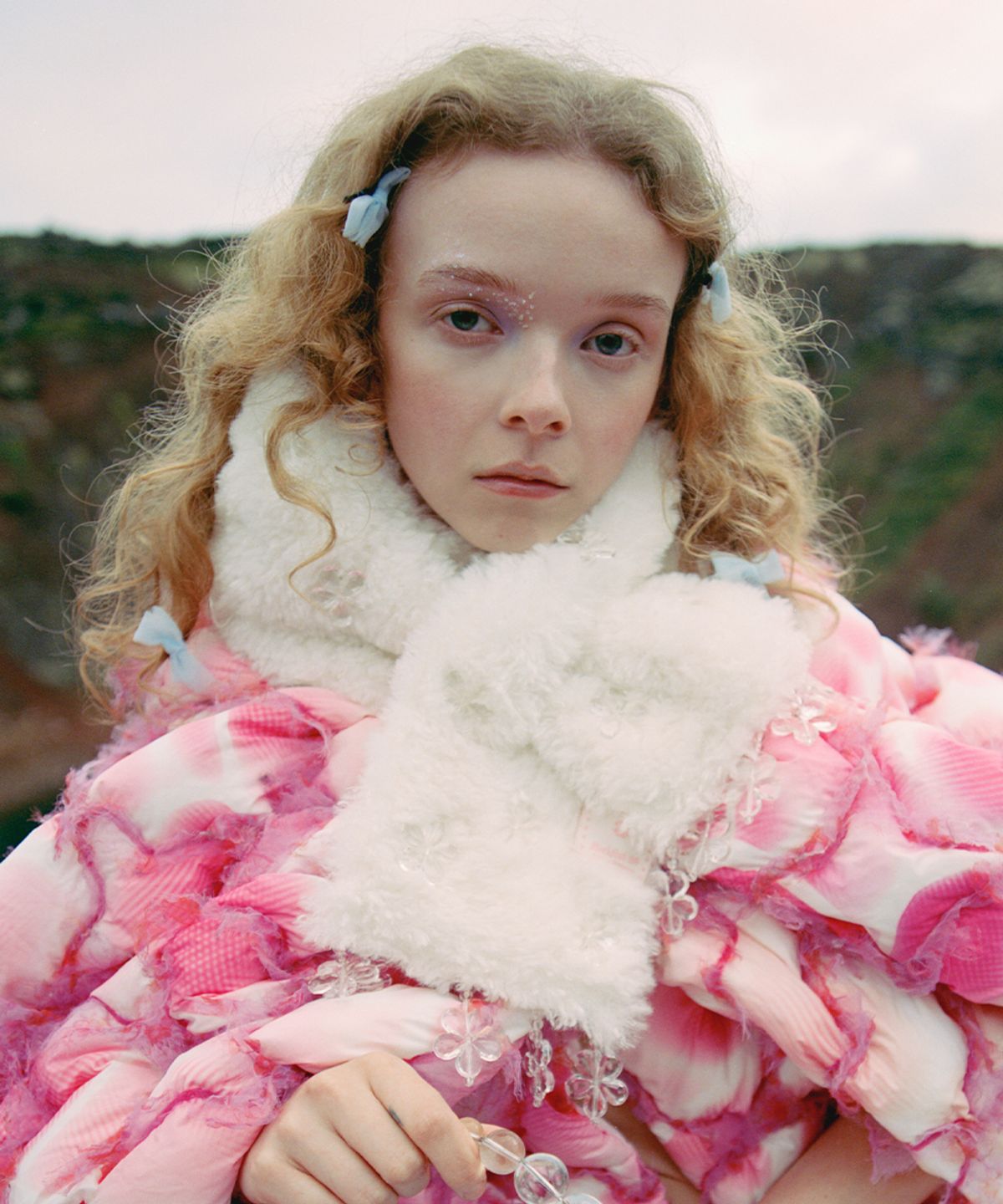 락피쉬웨더웨어(ROCKFISH WEATHERWEAR) [X SUSAN FANG] FURRY BUBBLE FLOWER SCARF - WHITE