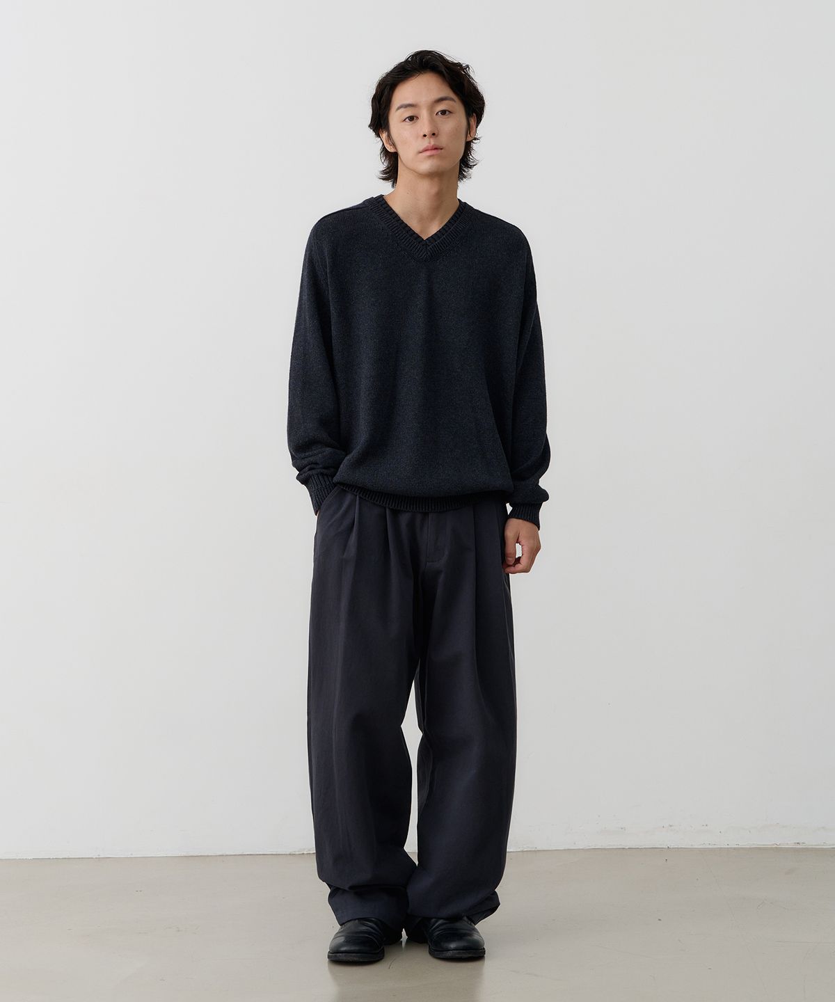 노운(NOUN) layered V neck knit (charcoal)