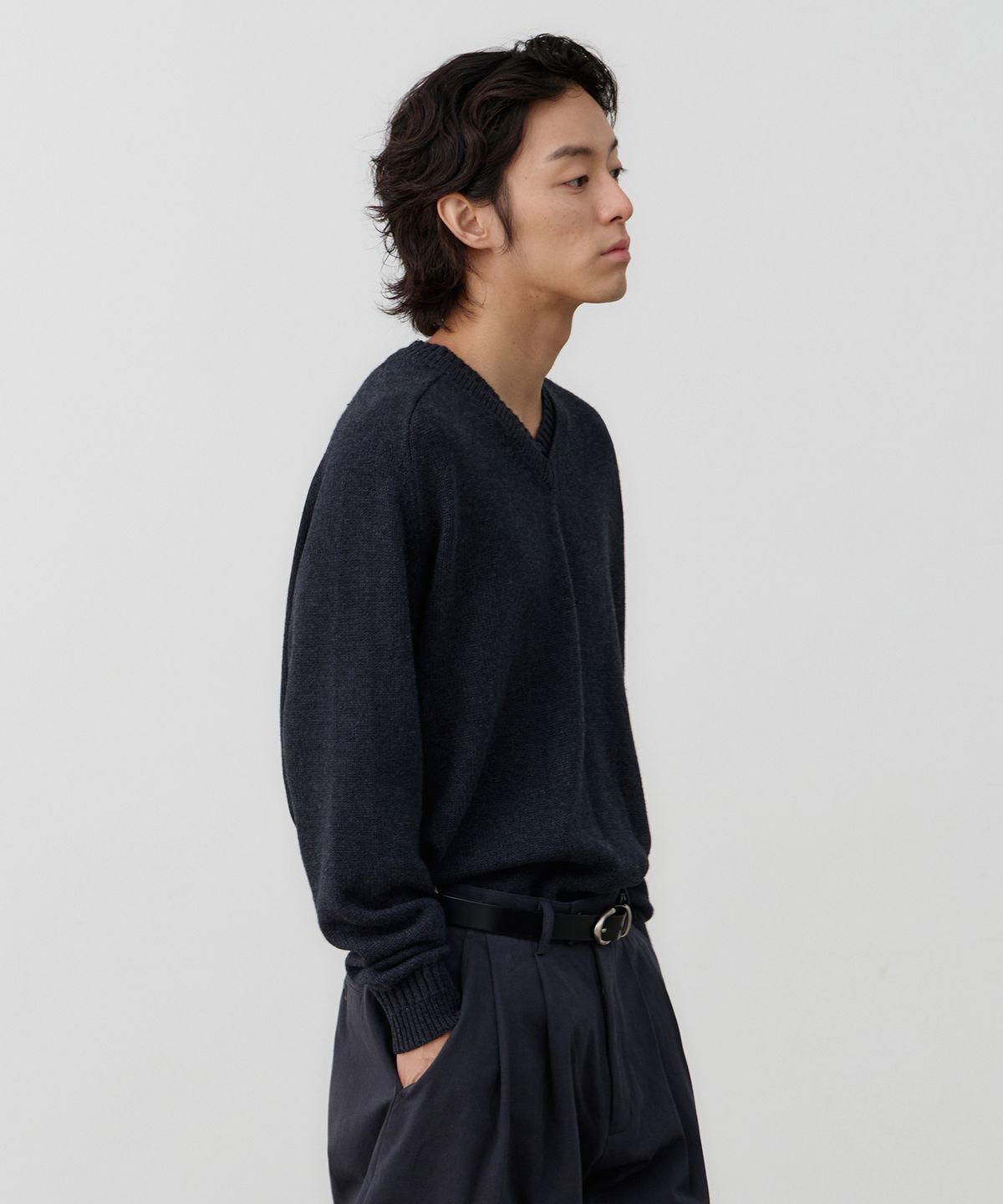 노운(NOUN) layered V neck knit (charcoal)
