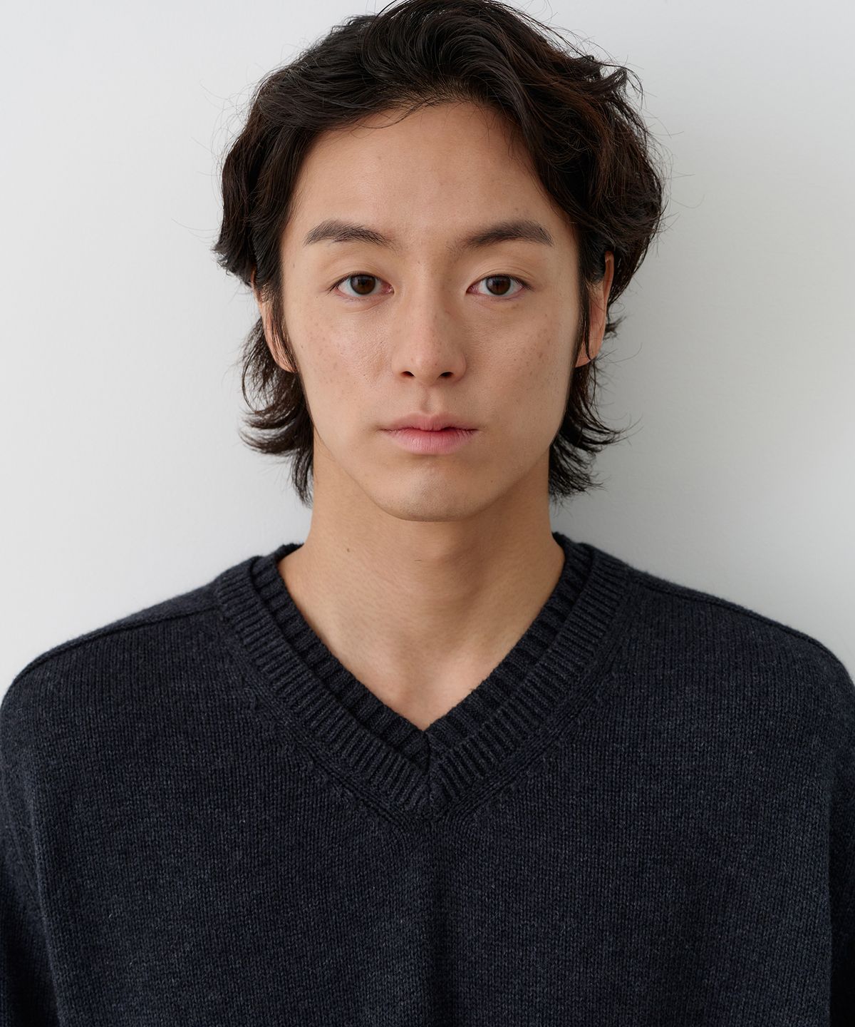 노운(NOUN) layered V neck knit (charcoal)