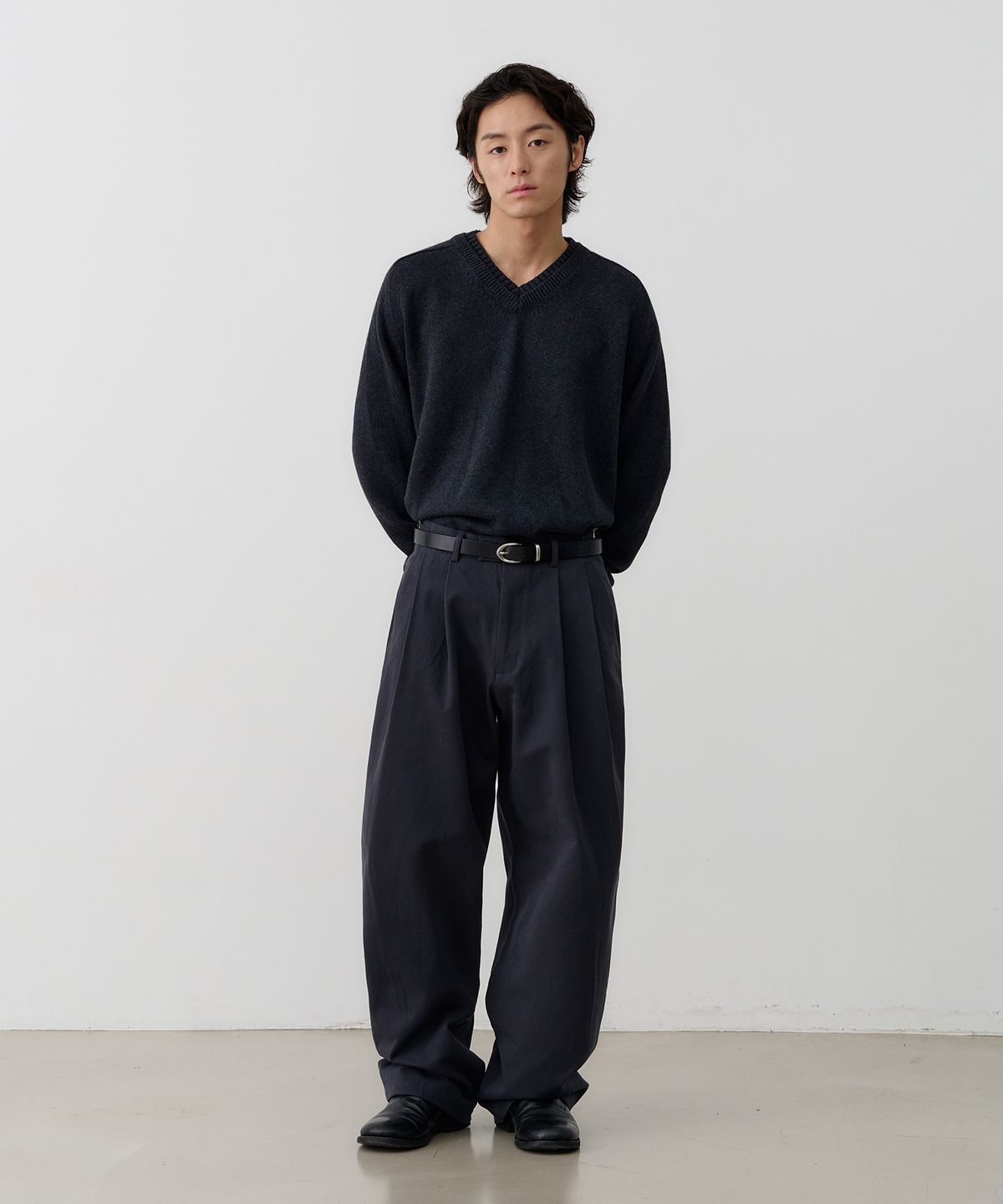 노운(NOUN) layered V neck knit (charcoal)