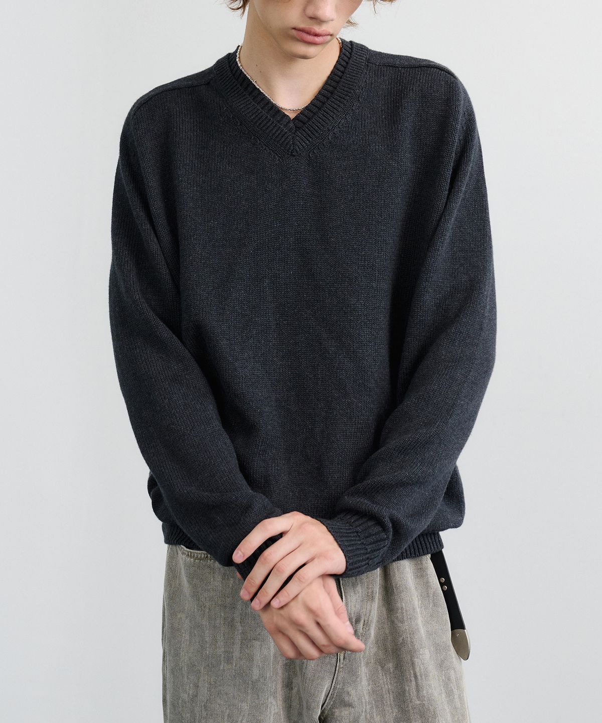 노운(NOUN) layered V neck knit (charcoal)
