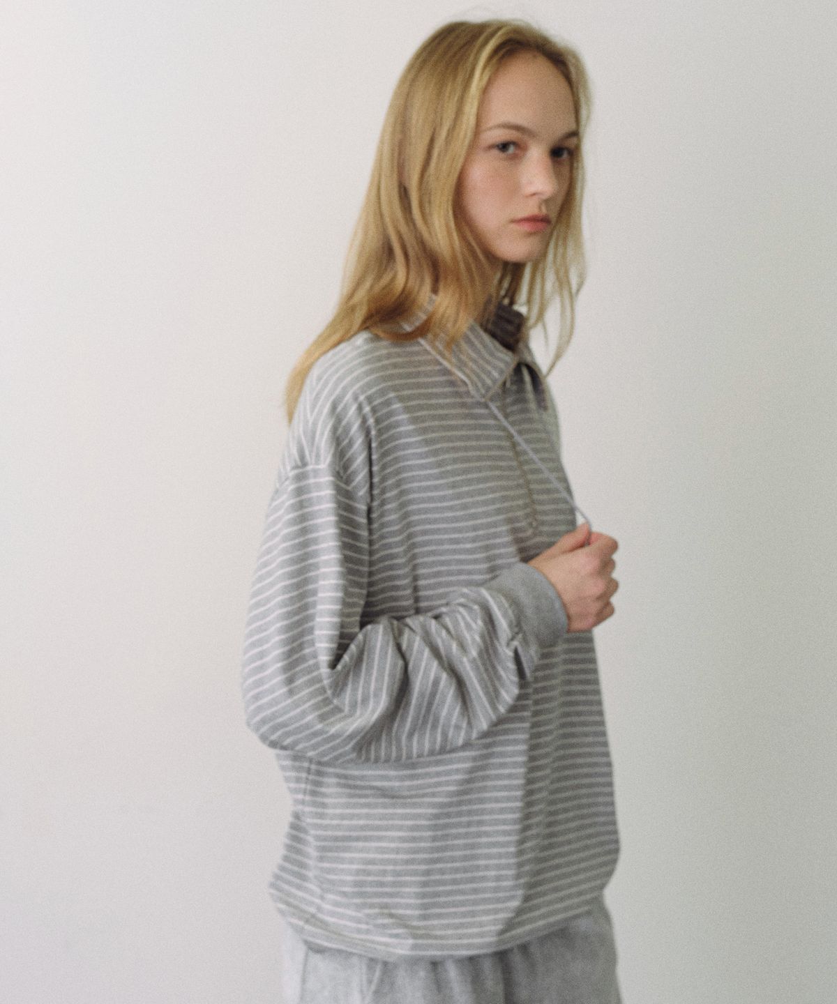 유라고(URAGO) Stripe half zip-up sweatshirt
