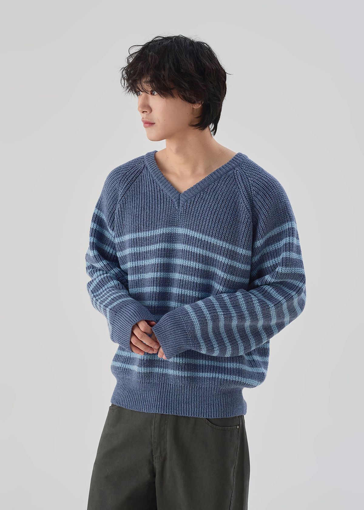 오우사(OWSA) 스트라이프 래글런 브이넥 니트