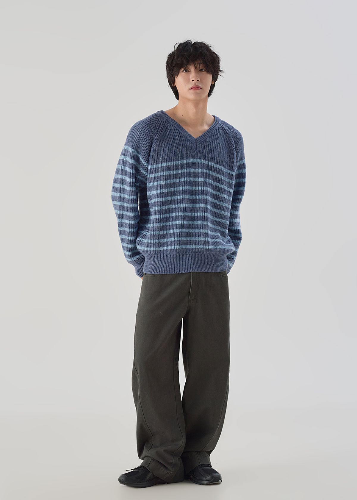 오우사(OWSA) 스트라이프 래글런 브이넥 니트