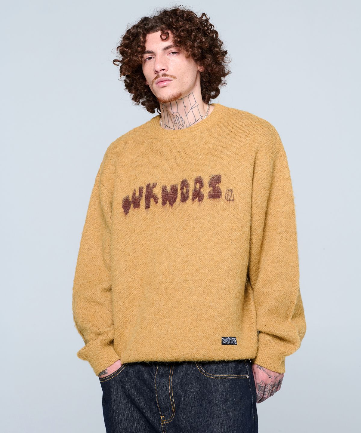 위캔더스(WKNDRS) TATTOO BRUSHED KNIT SWEATER (MUSTARD)