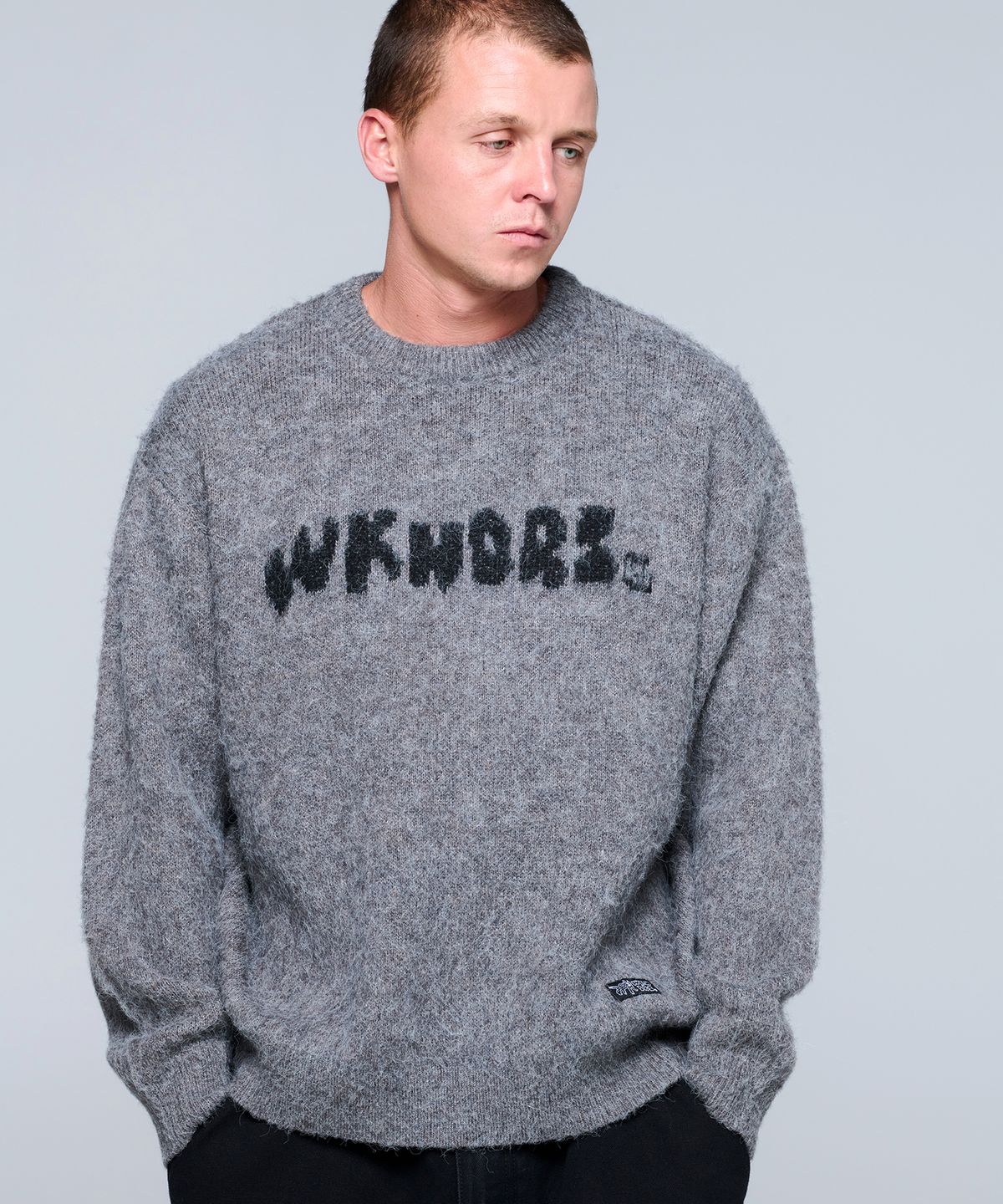 위캔더스(WKNDRS) TATTOO BRUSHED KNIT SWEATER (GREY)