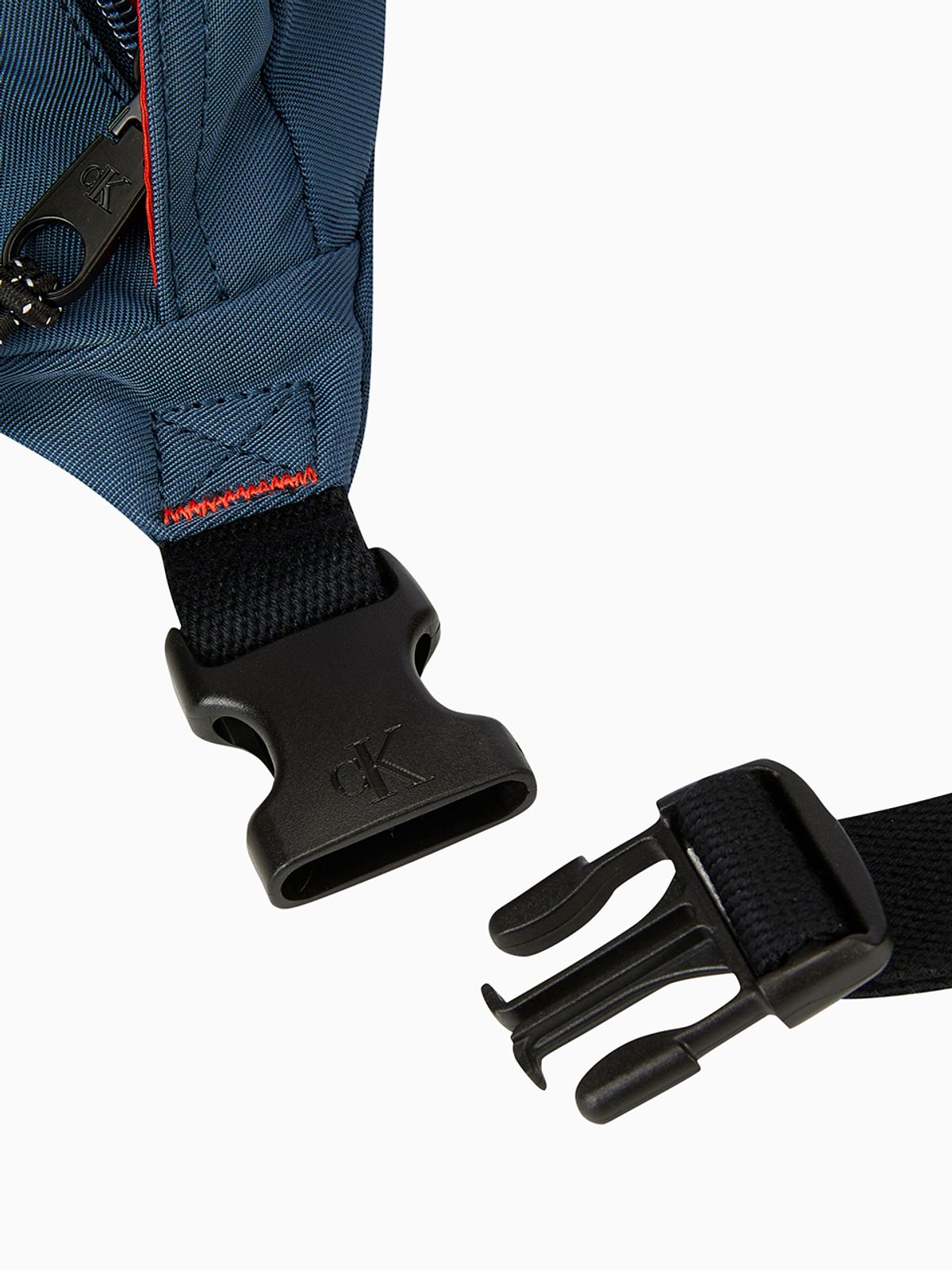 캘빈클라인 진(CALVIN KLEIN JEANS) 볼드 로고 나일론 슬링 4D3116G D1M