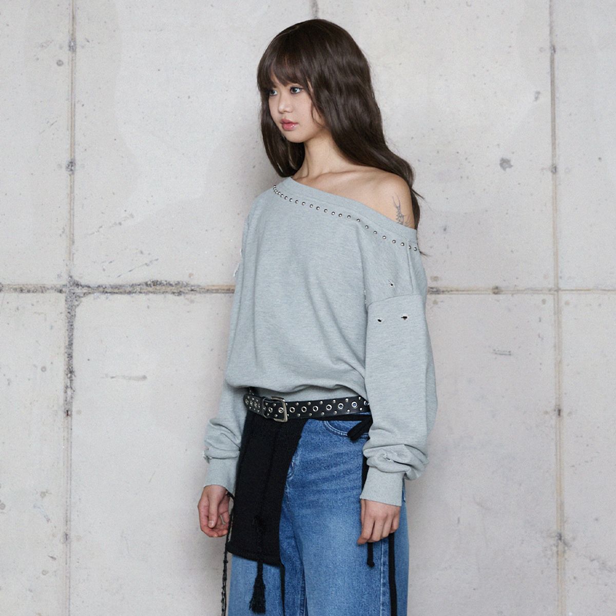 라라폭스(LALAFOX) STUD OFF-SHOULDER SWEATSHIRT GREY 스웨트셔츠 BR4CL004