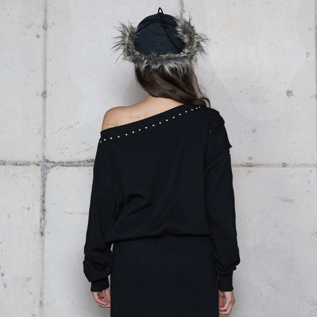 라라폭스(LALAFOX) STUD OFF-SHOULDER SWEATSHIRT BLACK 스웨트셔츠 BR4CL005