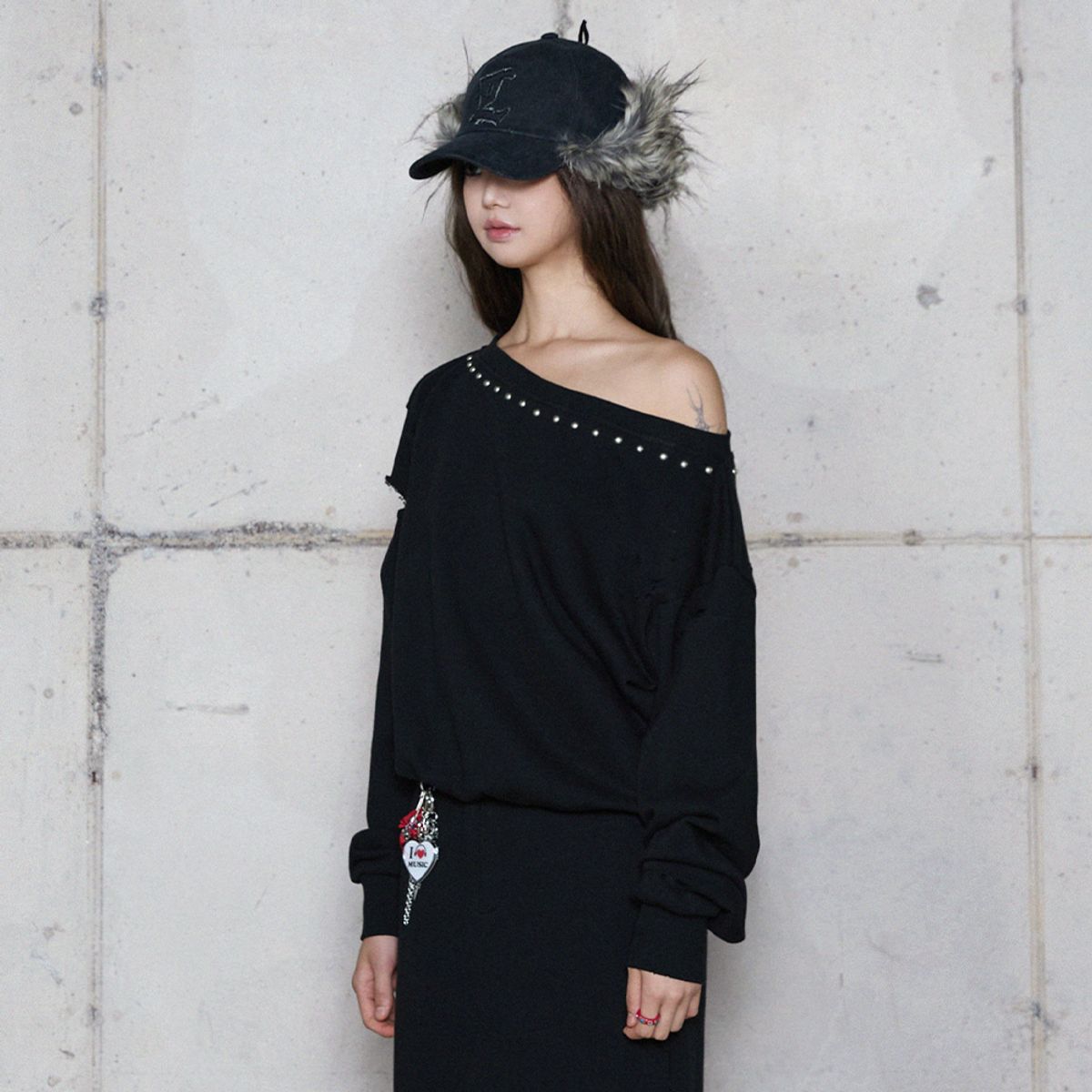 라라폭스(LALAFOX) STUD OFF-SHOULDER SWEATSHIRT BLACK 스웨트셔츠 BR4CL005