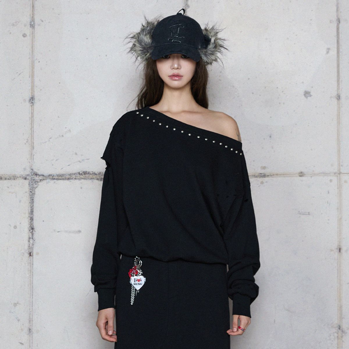 라라폭스(LALAFOX) STUD OFF-SHOULDER SWEATSHIRT BLACK 스웨트셔츠 BR4CL005