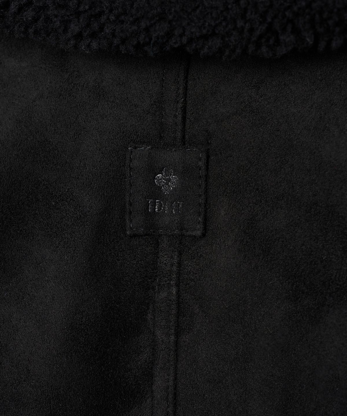튜드먼트(TTUDEMENT) TEDDY COLLAR BUTTON MUSTANG BLACK