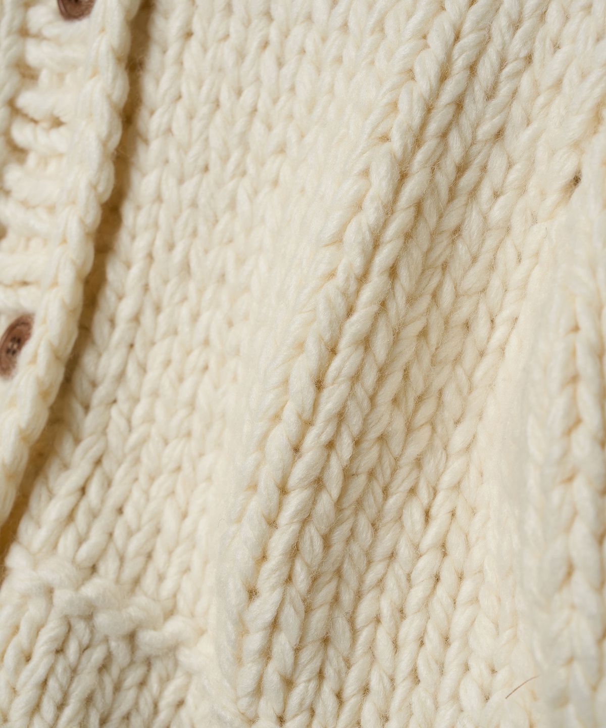 튜드먼트(TTUDEMENT) CHUNKY HANDMADE CARDIGAN IVORY