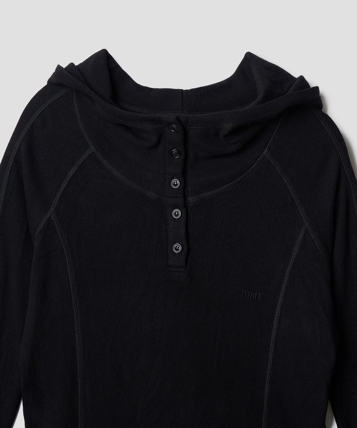 튜드먼트(TTUDEMENT) BUTTON HIGH-NECK LONG-SLEEVE PULLOVER BLACK