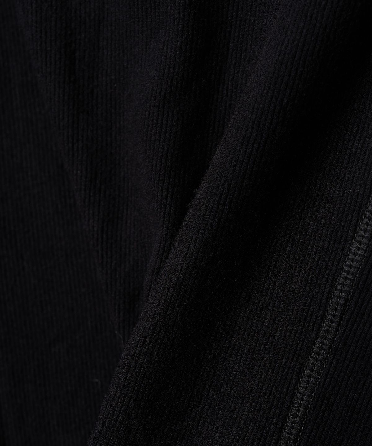 튜드먼트(TTUDEMENT) BUTTON HIGH-NECK LONG-SLEEVE PULLOVER BLACK