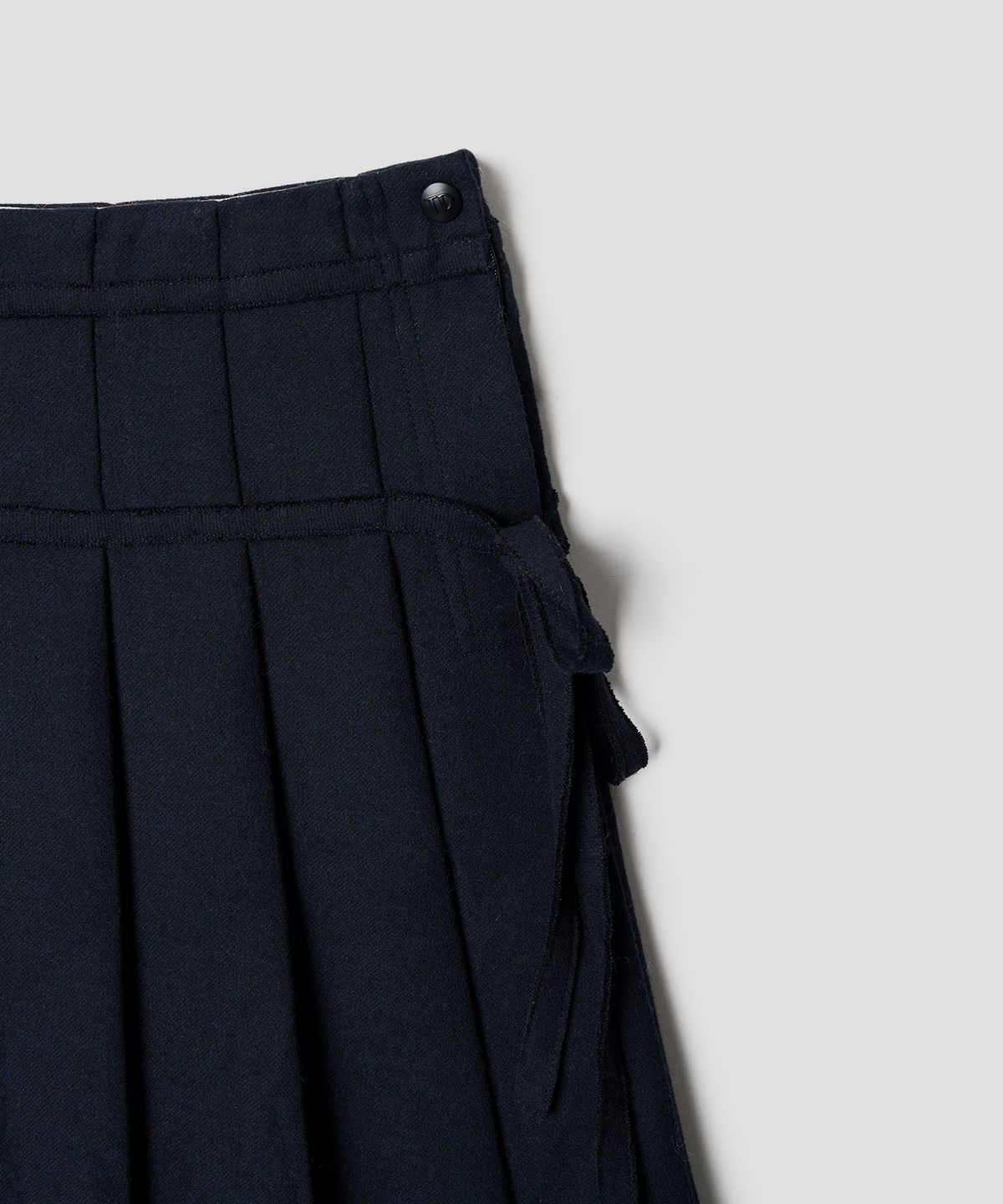 튜드먼트(TTUDEMENT) RIBBON TIE PLEATED MIDI SKIRT NAVY