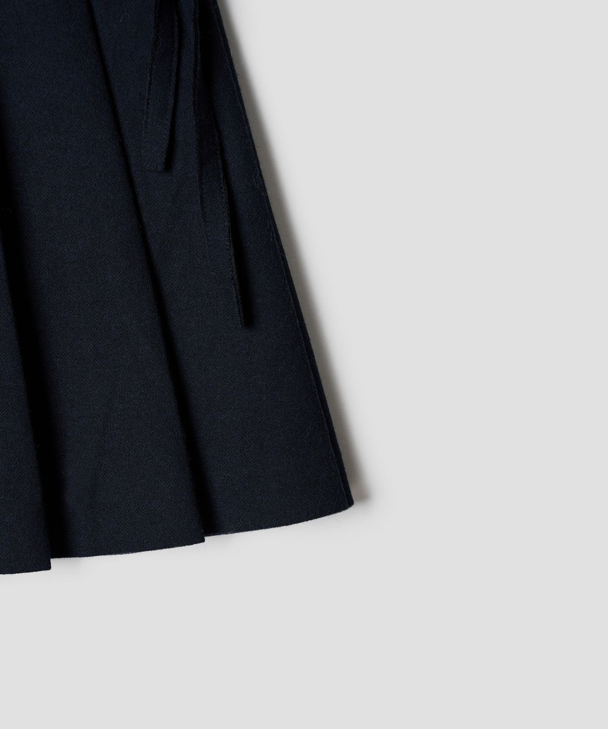 튜드먼트(TTUDEMENT) RIBBON TIE PLEATED MIDI SKIRT NAVY